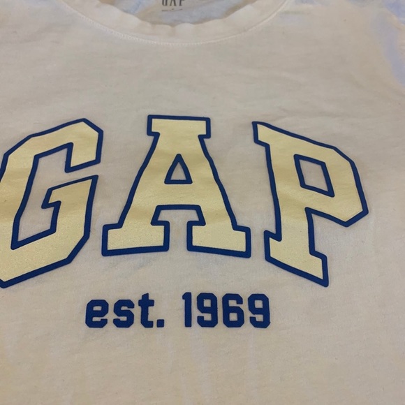 Women’s size small Gap logo T-shirt - Picture 2 of 3